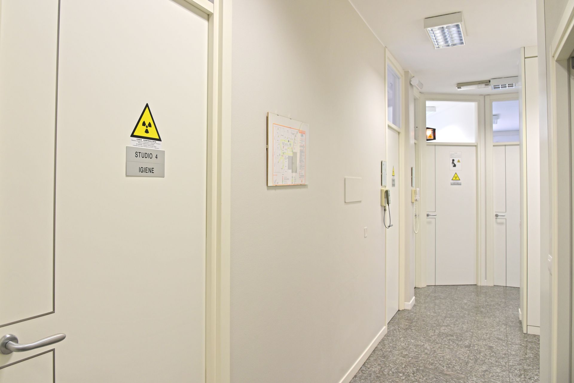 una ragazza sorridente e davanti un dentista con un rampino