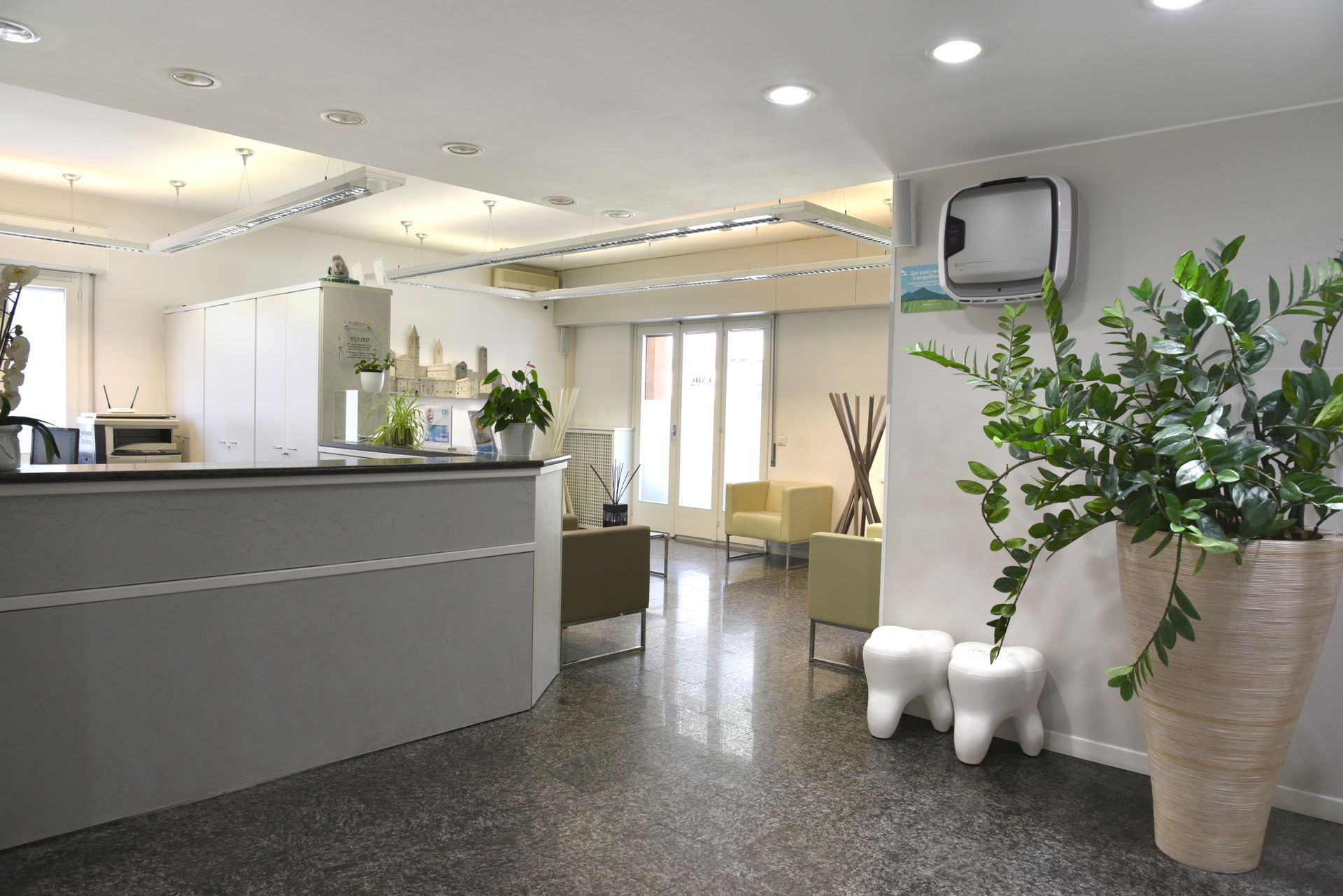 uno specchietto e la bocca aperta di una ragazza