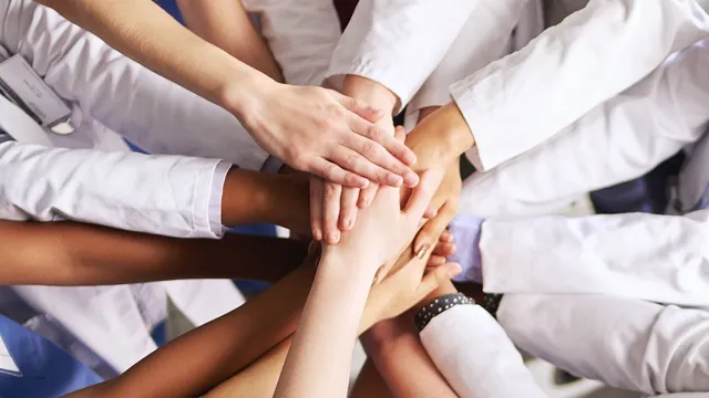 un gruppo di dentisti in posa per una foto