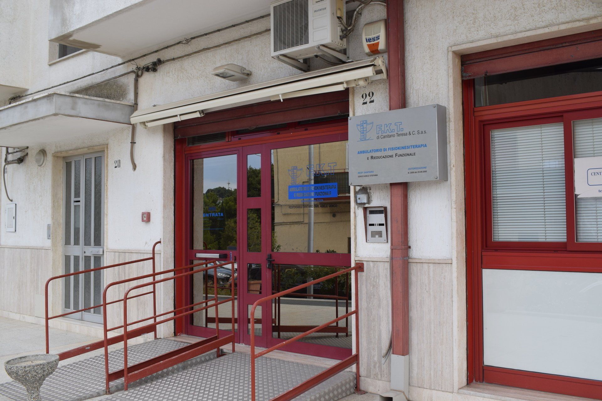 Una seduta di riabilitazione agli arti inferiori