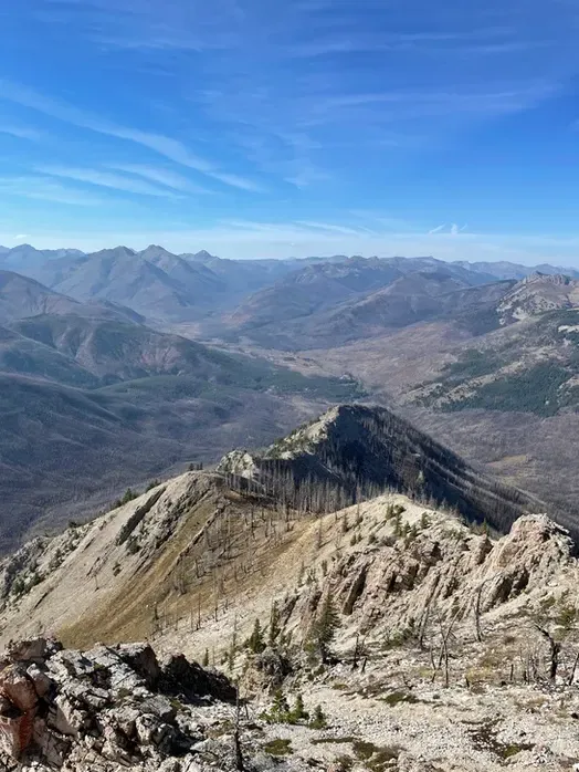 A view of a mountain range from the top of a mountain.