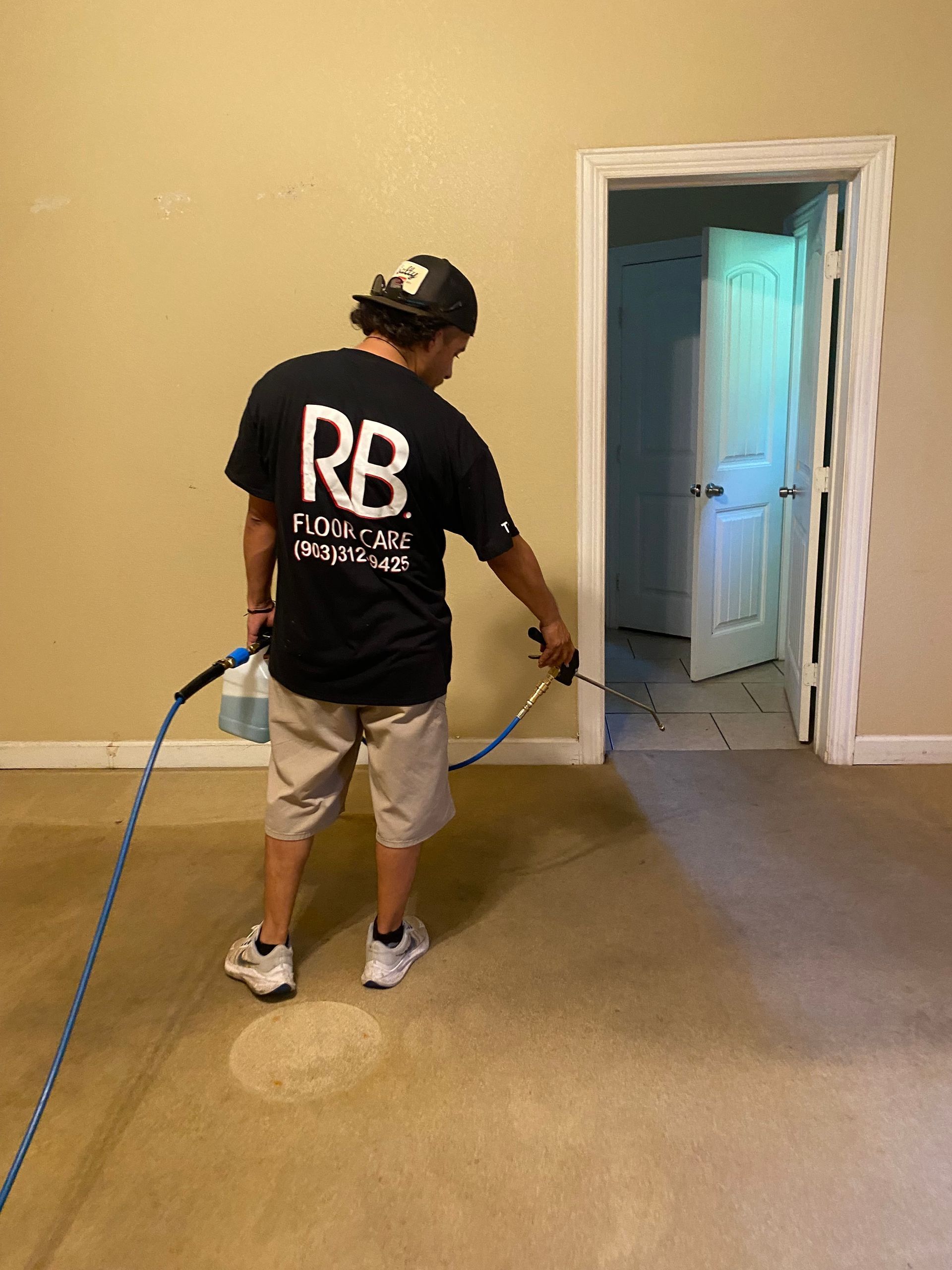 A living room with two chairs and a bookshelf filled with books.