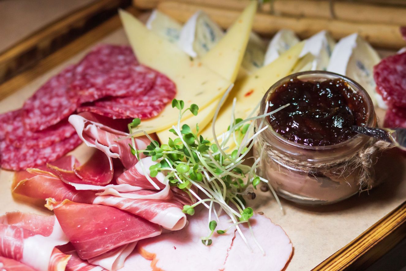 formaggi e salumi assortiti con marmellata