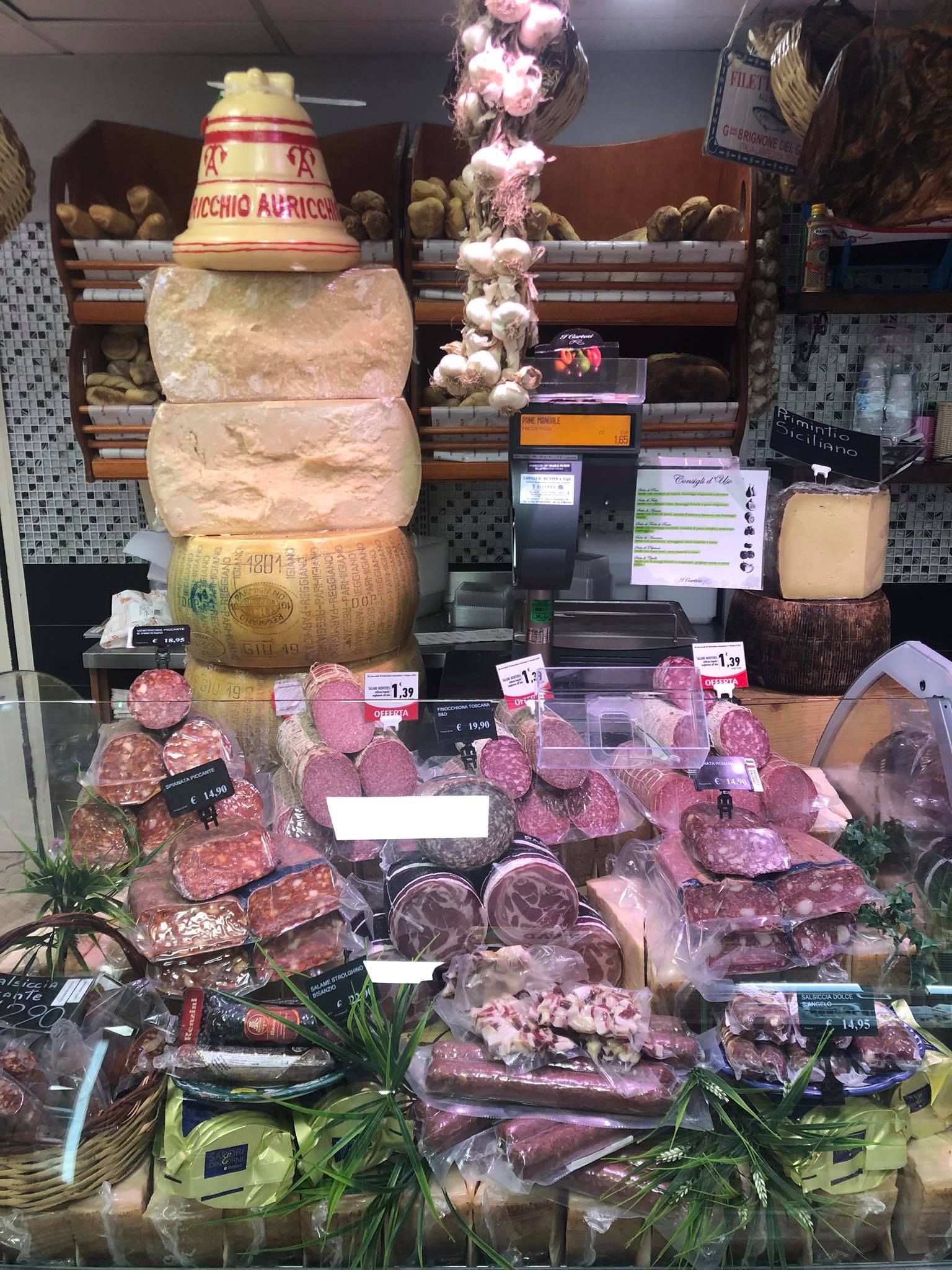 vetrina con salumi vari