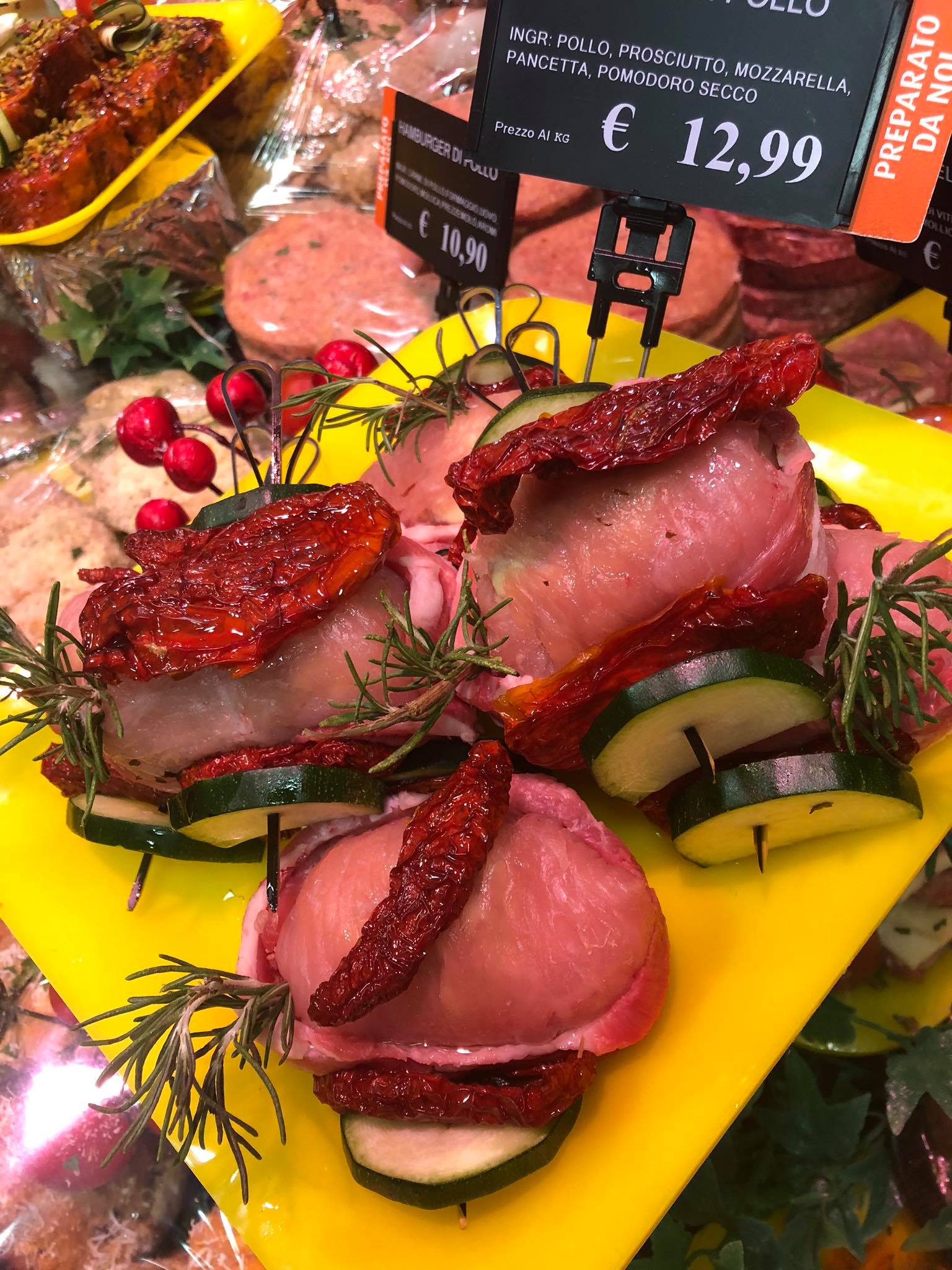 rotoli di carne con prosciutto, pomodoro e mozzarella