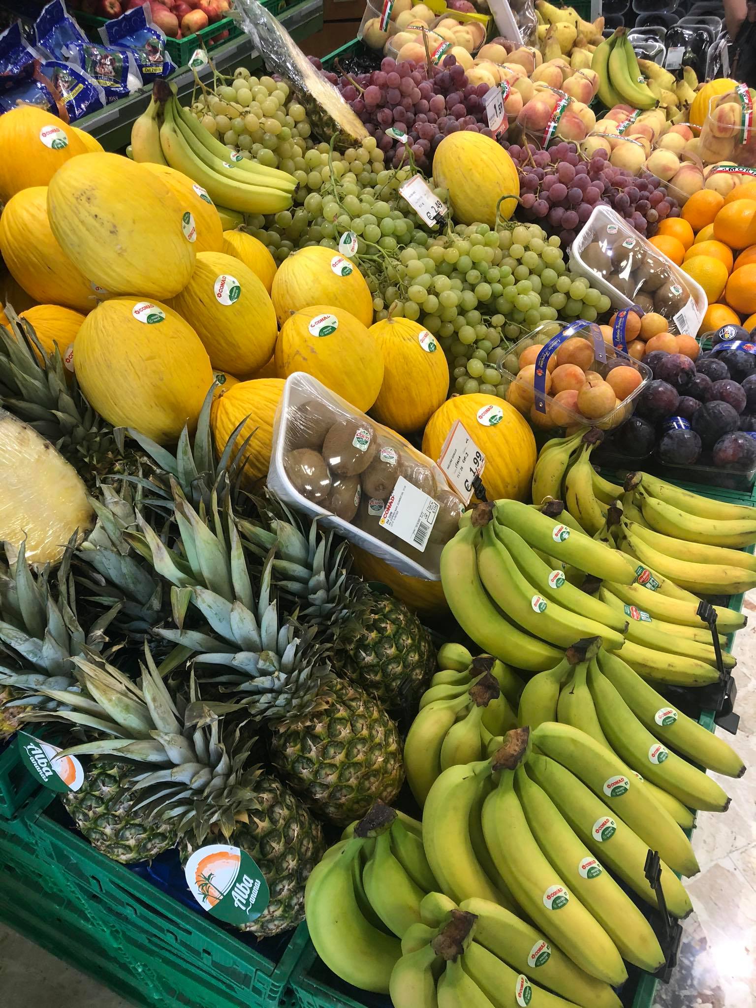 assortimento di frutta in un supermercato