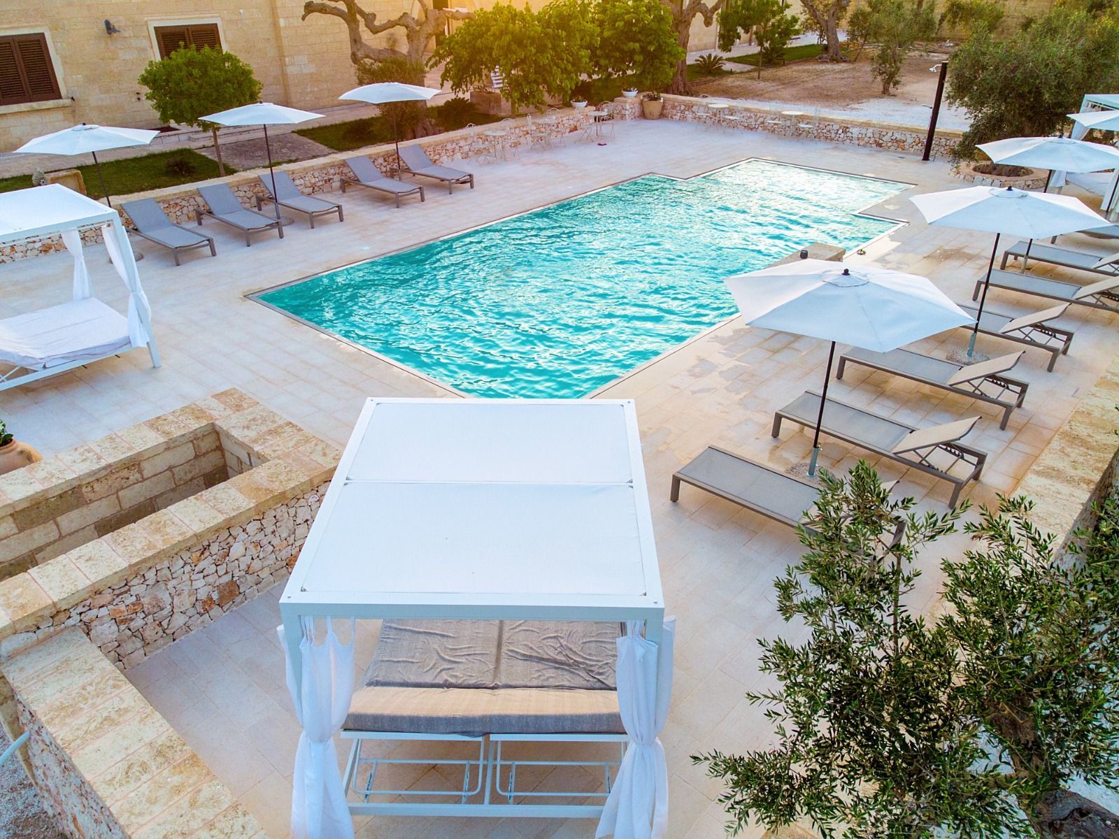 Vista dall'alto della masseria a Otranto con piscina