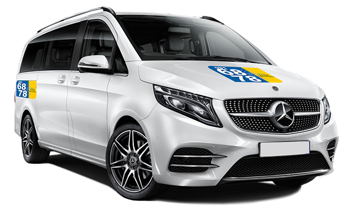 Minivan Mercedes-Benz bianco con logo giallo e blu, probabilmente un taxi o una navetta, su sfondo bianco.