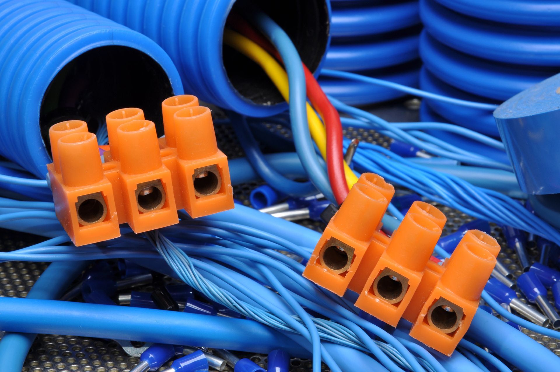 Connettori terminali arancioni su cavi blu in un sistema di gestione dei cavi