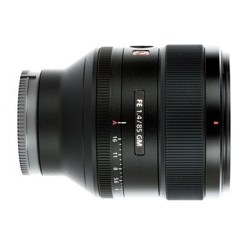 A close up of a sony fe 1.4 / 85mm lens on a white background