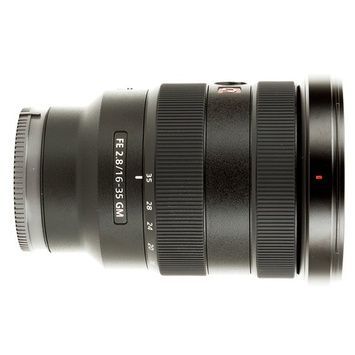 A close up of a camera lens that says fe 2.8 / 16-35 gm