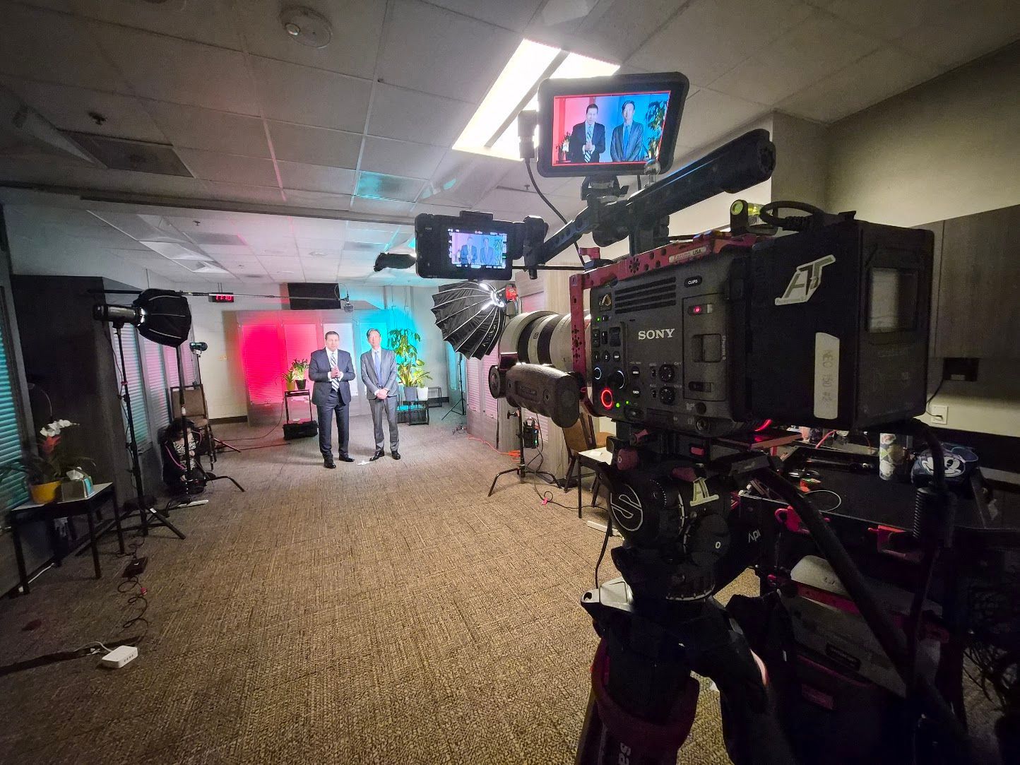 A camera on a tripod that says jvc on it