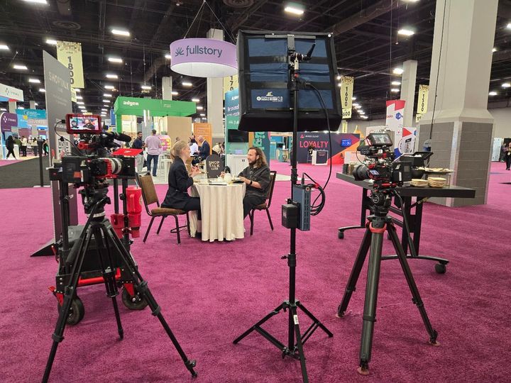 A camera on a tripod that says jvc on it