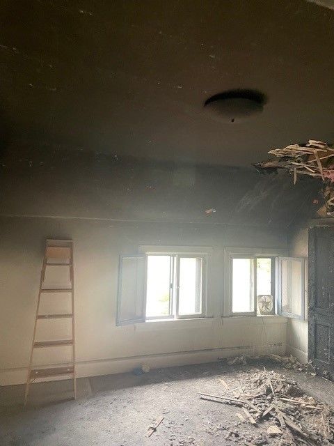 A ceiling fan is hanging from the ceiling of a room.