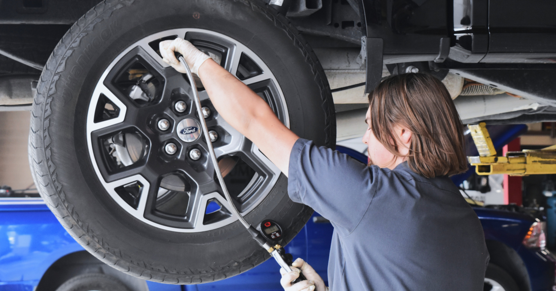 Employee balancing new tires at a Phoenix auto shop to improve tire lifespan and prevent vibration