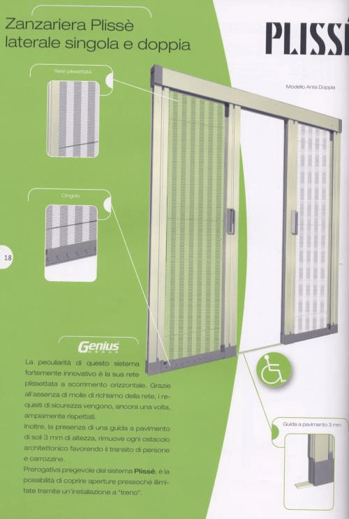 Porta scorrevole con zanzariera plissettata con telaio verde. Punto di ingresso accessibile con simbolo per sedia a rotelle.