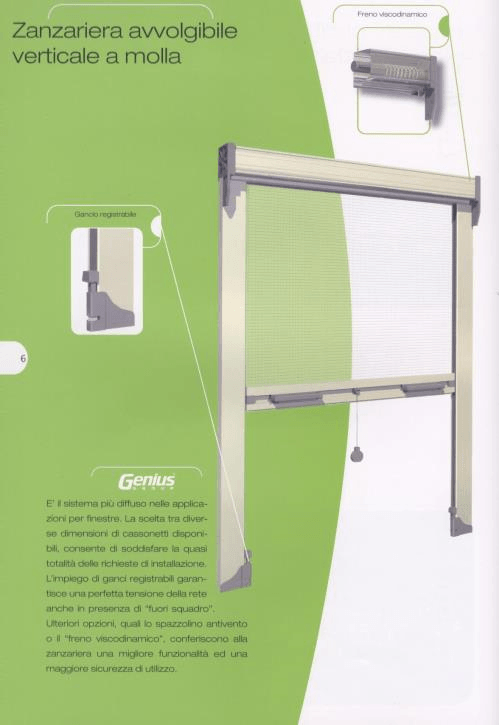 Zanzariera retrattile verticale a molla, telaio grigio, rete bianca, su sfondo verde chiaro.