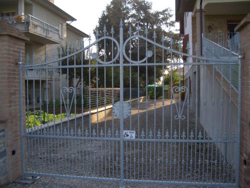 cancello in ferro grigio