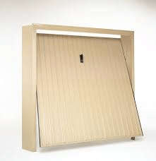 Letto a muro in legno beige, chiuso e montato a parete.