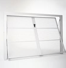 Finestra bianca a vasistas, parzialmente aperta, con vetro smerigliato a grata.