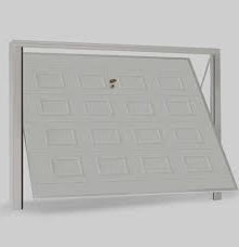 Porta del garage grigia, parzialmente aperta, che rivela l'interno.