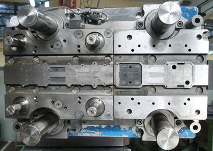 Matriz de estampación metálica, ensamblada, con varios componentes y tornillería.