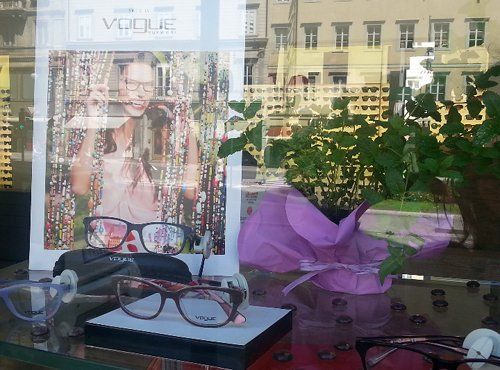 vetrina con esposizione occhiali da vista a marchio VOGUE