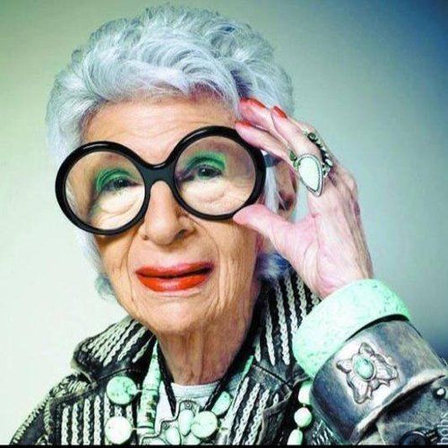 signora anziana con grandi occhiali da vista a montatura tonda