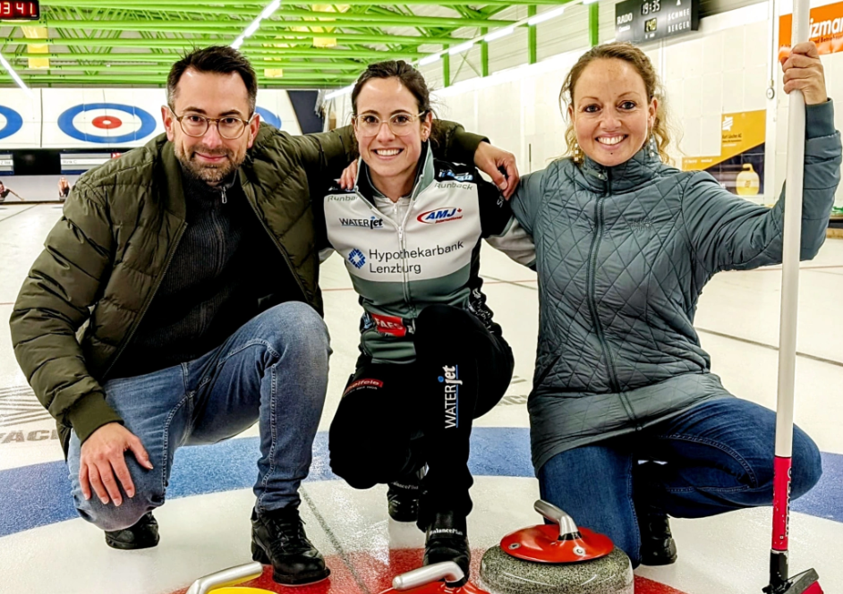 Schweizer Meisterinnen im Curling, Carole Howald, Simon Huwiler und Bettina Pfiffner von Kurkuma Communication