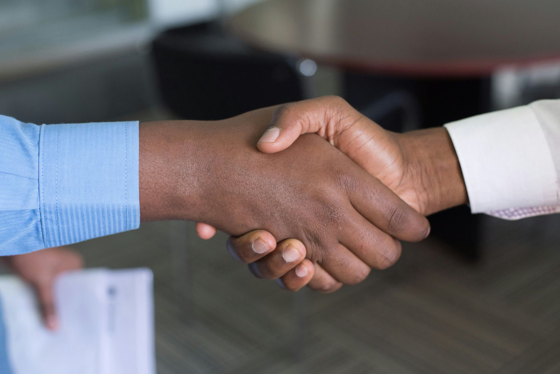 Handshake between client and adviser representing trust in an IAM certified moving company in London