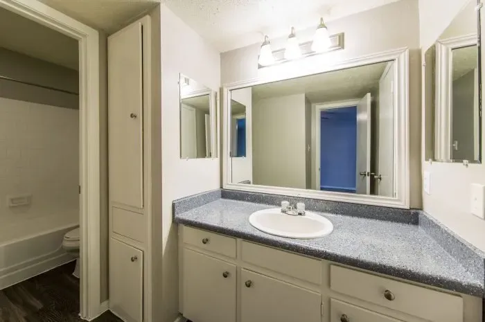 Greenwood Square - bathroom