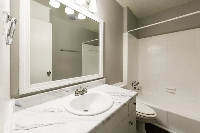 The Colony - bathroom