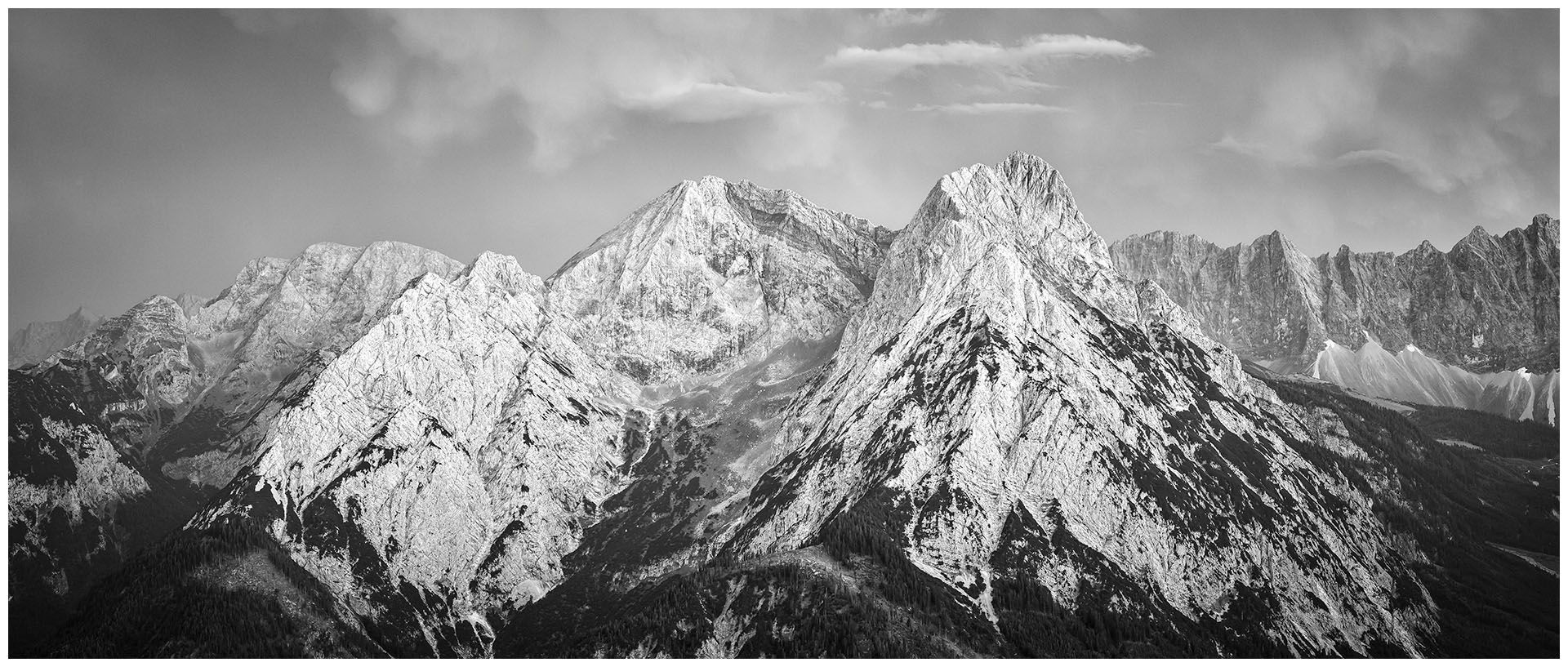 monochrome fine art online galerie münchen,
fotografie kunst schwarz-weiß bilder, kaufen,
fine art schwarz weiß fotografie, hohe qualität,
hochwertige Wandbilder schwarz weiß mit Rahmen,
landschaftsfotografie, naturbilder,
fine art wandbilder landschaft, berge, bergpanaorama, alpen,
der falkenkar im rißtal an der Falkenhütte im regen, bergwelten in der silberregion karwendel