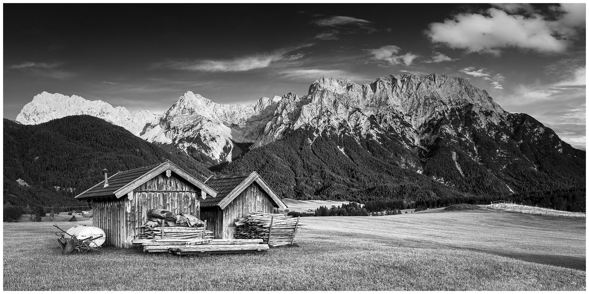 monochrome fine art online galerie münchen,
fotografie kunst schwarz-weiß bilder, kaufen,
fine art schwarz weiß fotografie, hohe qualität,
hochwertige Wandbilder schwarz weiß mit Rahmen,
landschaftsfotografie, naturbilder,
fine art wandbilder landschaft, berge, bergpanaorama, alpen,
in der silberregion karwendel liegen die buckelwiesen an der karwedelspitze, almhütte in den bergen,