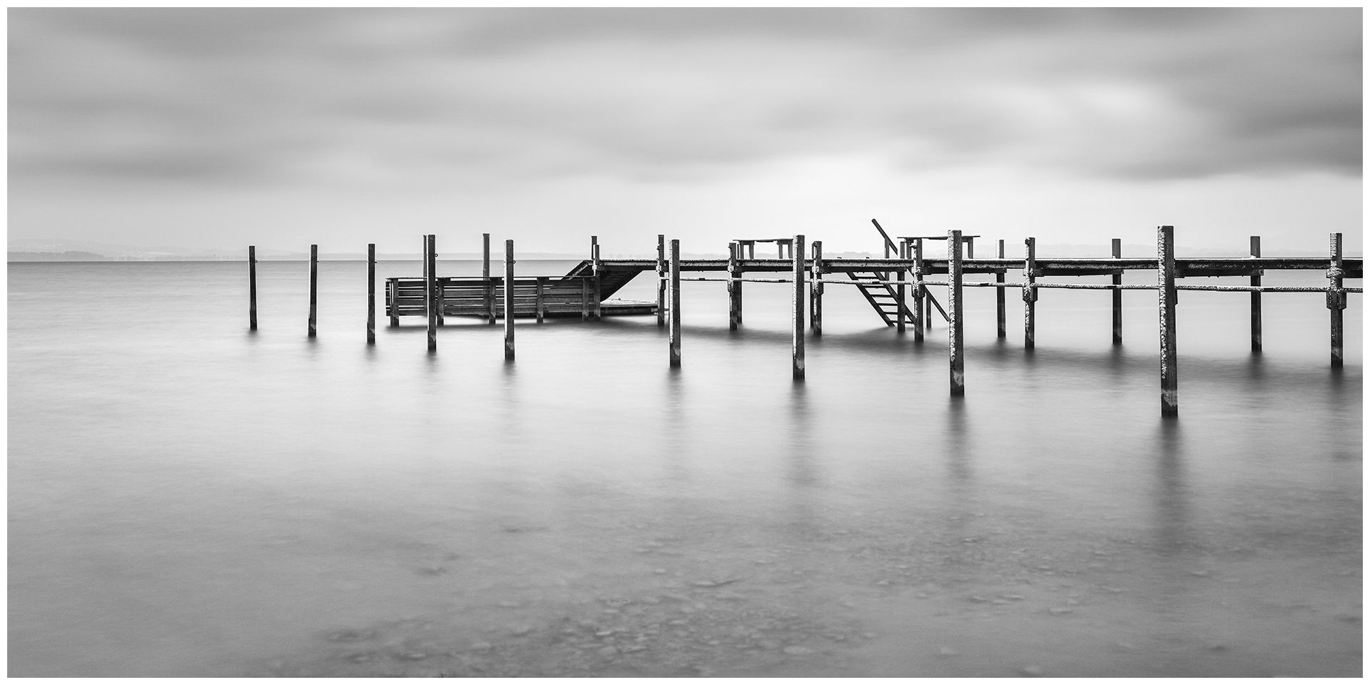 monochrome fine art,
online galerie münchen,
schwarz-weiß bilder wasser,
fine art schwarz weiß fotografie, hohe qualität,
hochwertige Wandbilder schwarz weiß mit Rahmen,
landschaftsfotografie, naturbilder,
landschaftsbilder,
wandbilder, schwarz weiß, Wohnzimmer,
am wasser, landschaft, natur,
steg am see, bootsanleger,
schöne bilder mit steg am wasser