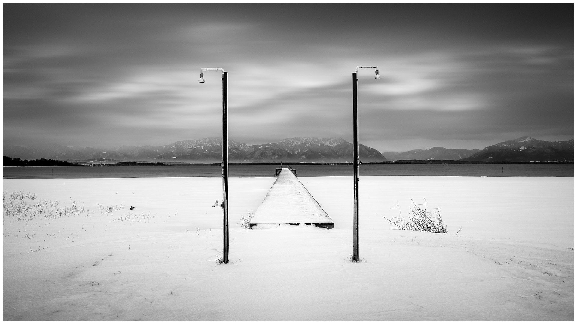 monochrome fine art online kunstgalerie,
hochwertige fotokunst in schwarz-weiß, kaufen,
fine art schwarz weiß fotografie, hohe qualität,
hochwertige Wandbilder schwarz weiß mit Rahmen,
fine art wandbilder schwarz weiß, am wasser, landschaft, natur, am see, winterbild,
steg am see im winterschlaf, winterlandschaft mit steg am see, badesteg am bergsee,