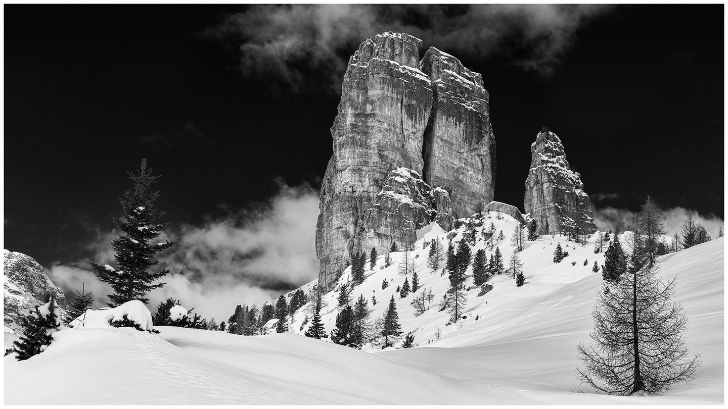 monochrome fine art,
online galerie münchen,
hochwertige wandbilder, schwarz-weiß kaufen, Wohnzimmer, Schlafzimmer, landschaft, alpen, berge, dolomiten, bergpanaorama, stillleben, Panoramabilder, Fotografie schwarz weiß