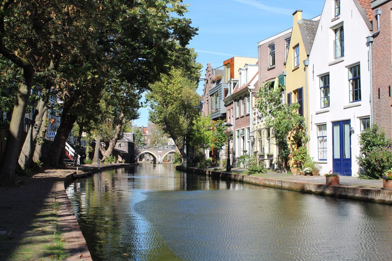 Houses at the Oudegracht. Boat tour in Utrecht with a guide