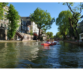 Kanovaren door Utrecht met gids. Een avontuurlijke rondleiding door de Oudegracht.