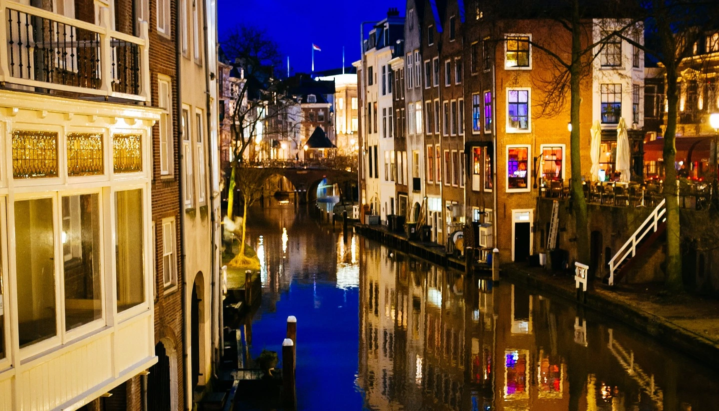 Kanovaren bij nacht door Utrecht. Een bijzondere rondleiding met de kano en gids.