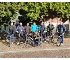 Op een step met een gids door Utrecht. Een sportieve rondleiding door de stad.