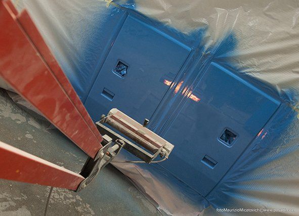 verniciatura industriale in blu