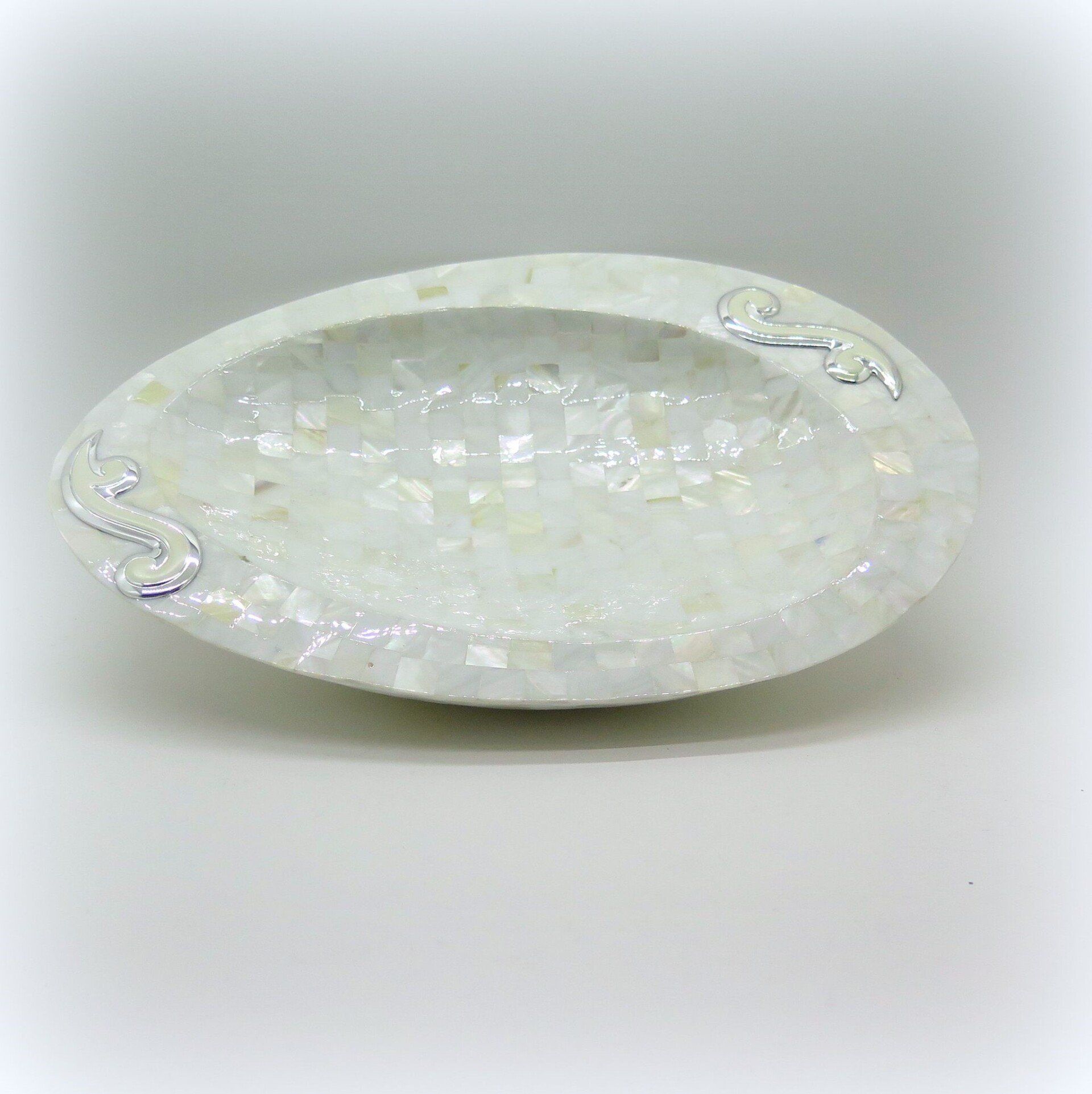 vassoio ovale elegante con inserti in argento