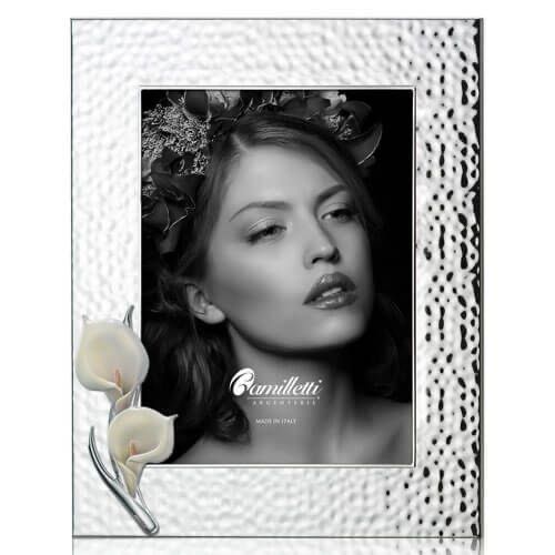 cornice in argento con due calle su angolo inferiore