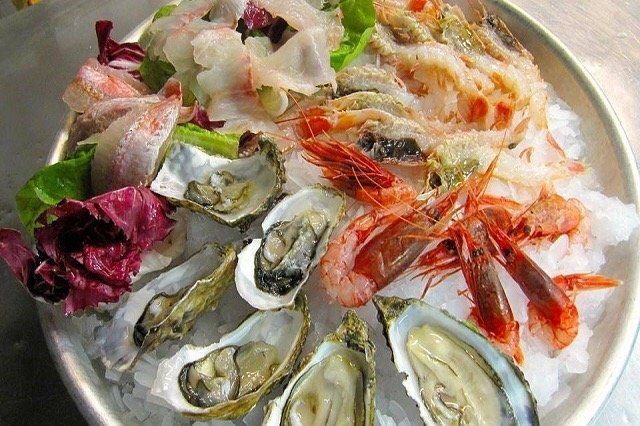 Un piatto di frutti di mare misti ed ostriche