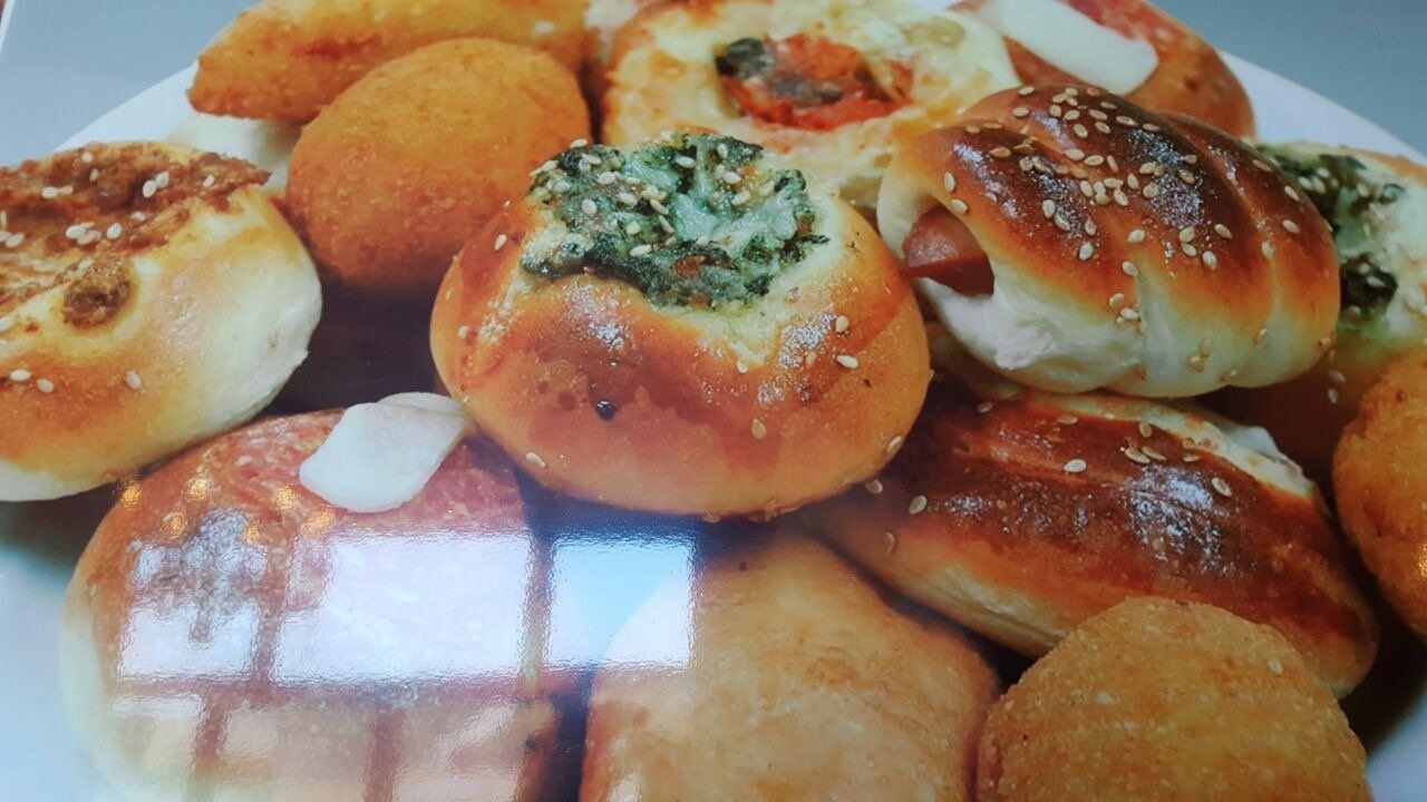 Pezzi di rosticceria con farcitura di verdure