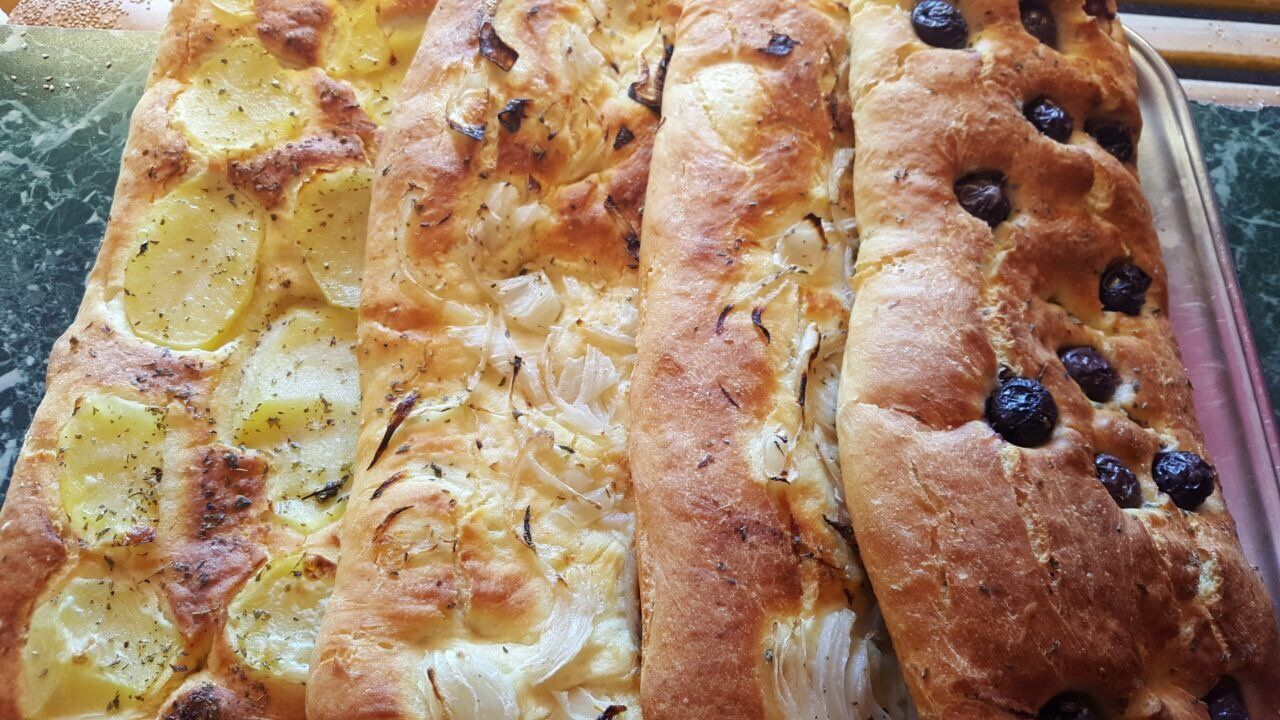 Focaccie farcite disposte in fila