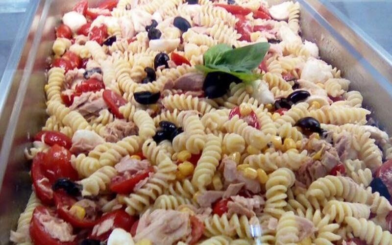 Fusilli con pomodorini, basilico ed olive nere