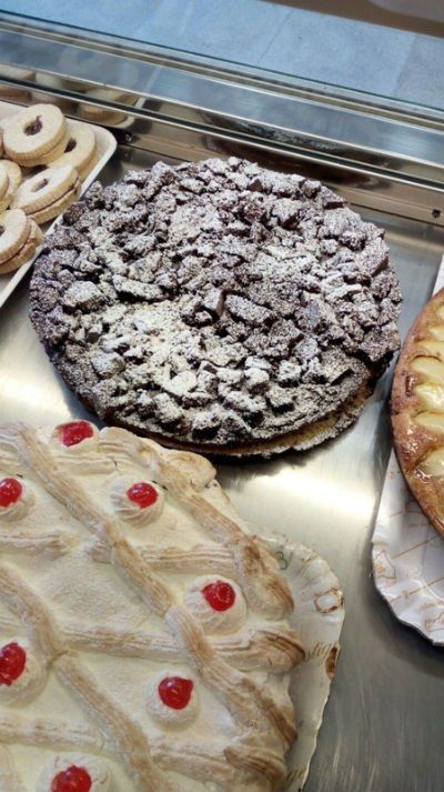 Una foto di torte, al cioccolato e con crema bianca