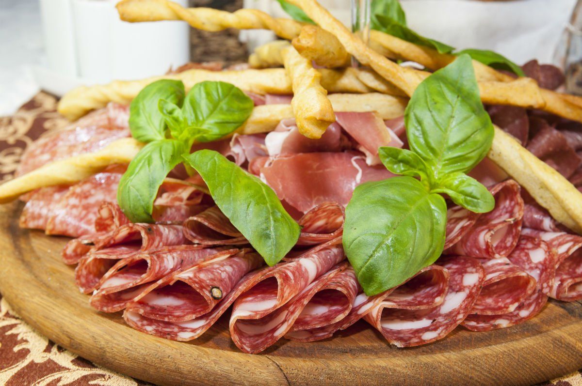 Un tagliere di salutmi cn basilico